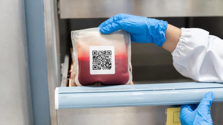 Кровь под контролем: в Казахстане внедрили QR-систему идентификации