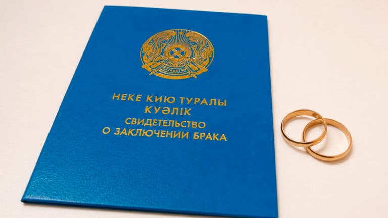 Казахстанцев призвали не рвать свидетельство о браке после развода из-за тренда