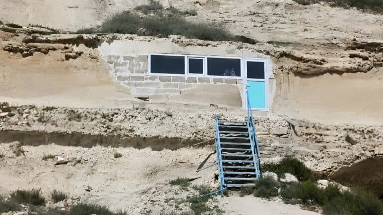 Неизвестные установили пластиковые окна в древнюю скальную мечеть в Мангистау