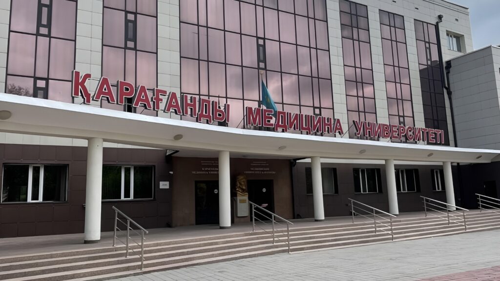 Қарағандыда үнді студенті терезеден құлап өлді