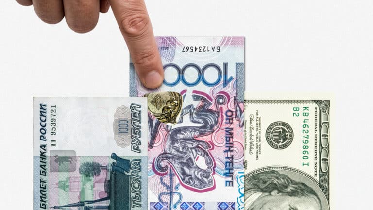 Казахстанцы снижают покупки долларов и снова распродают рубли