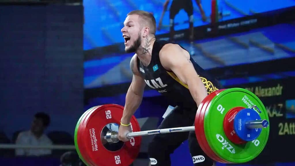 Александр Уваров выиграл бронзу в рывке на чемпионате Азии по тяжелой атлетике