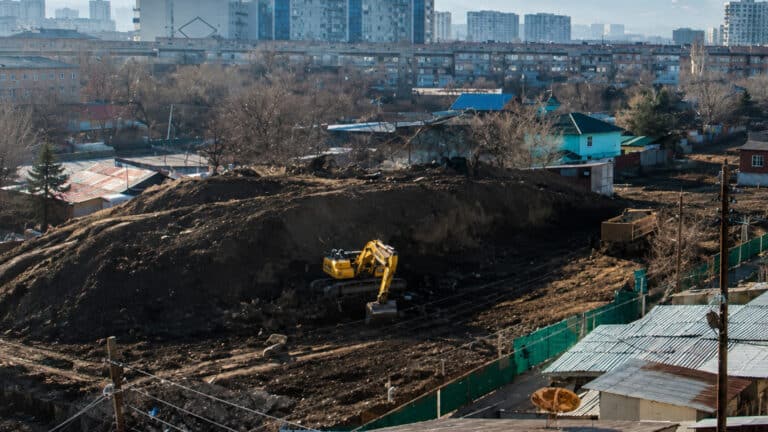 Все поколение будет проклято: алматинцы эмоционально обсуждают снос кургана в городе