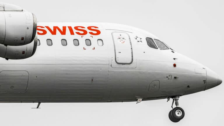 Сигнал бедствия над Казахстаном: самолет SWISS сел в Алматы из-за болезни пилота