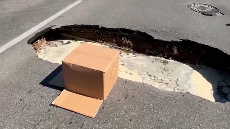 В Петропавловске асфальт провалился посреди дороги