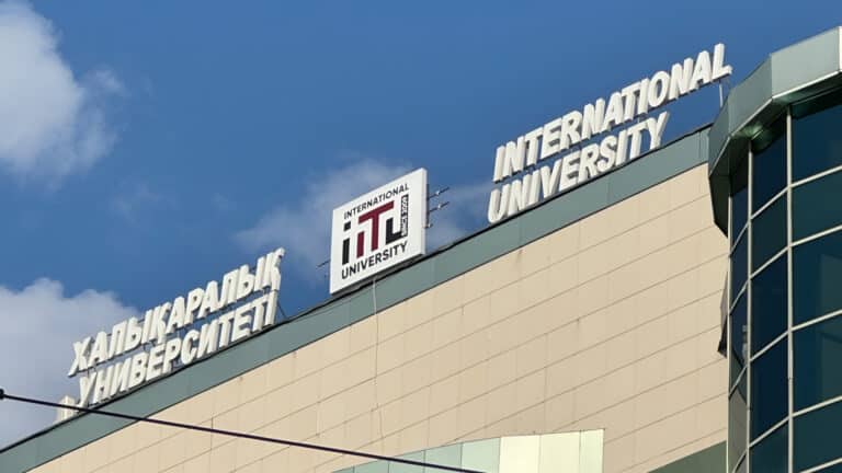 Топ-менеджмент университета, связанного с Назарбаевым, получил 147 млн тенге за год