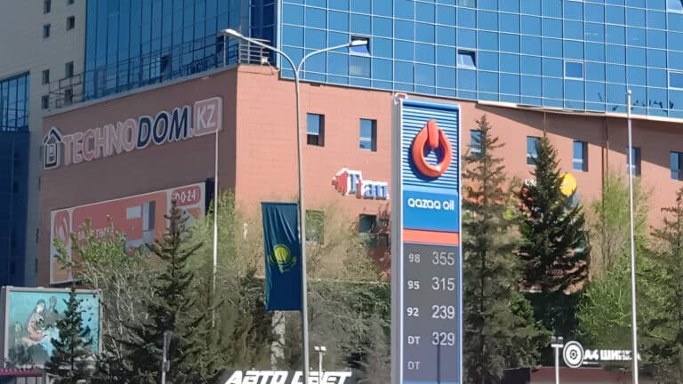 Цены на бензин вновь выросли в Казахстане