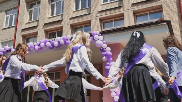 Выпускников 40 школ Костаная два часа держали на жаре ради ролика для акимата