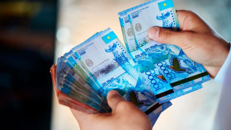 В Алматы 15 одногруппниц сделали парню внушительный подарок на 7 мая