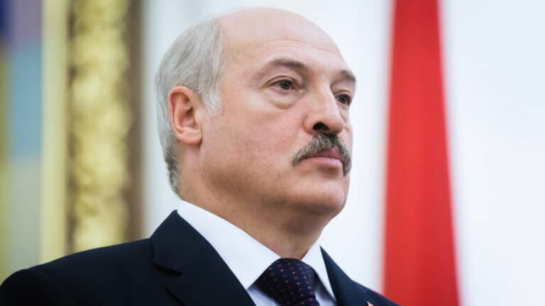 Лукашенко в Астане выступил против высокого утильсбора за авто