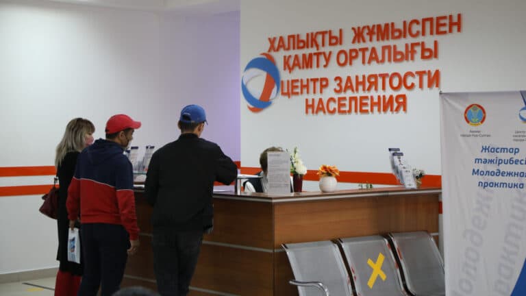Казахстанцы предпенсионного возраста массово теряют работу