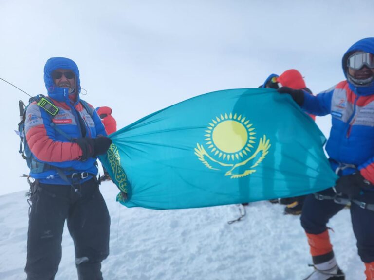 Казахстанский флаг и Конституция подняты на высоту 6189 метров в Гималаях