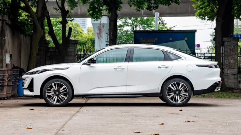 Changan выпустил гибридные версии CS75 Plus и Eado