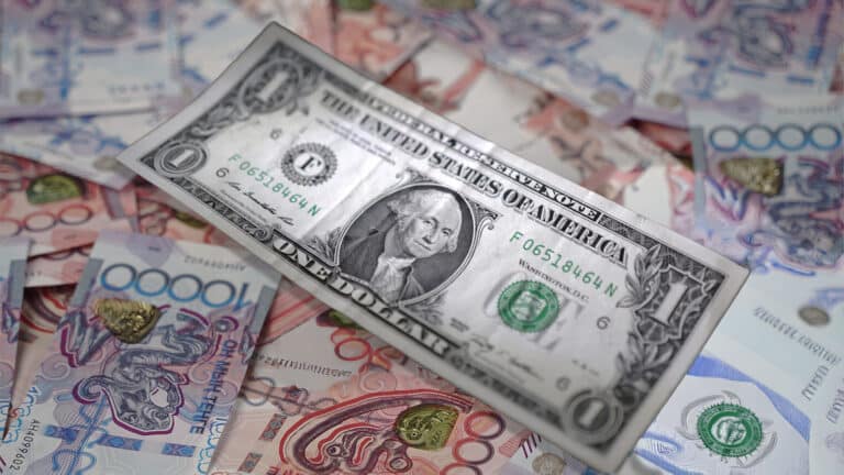 Долго ли доллар будет дешевым в Казахстане и стоит ли его скупать, ответил экономист