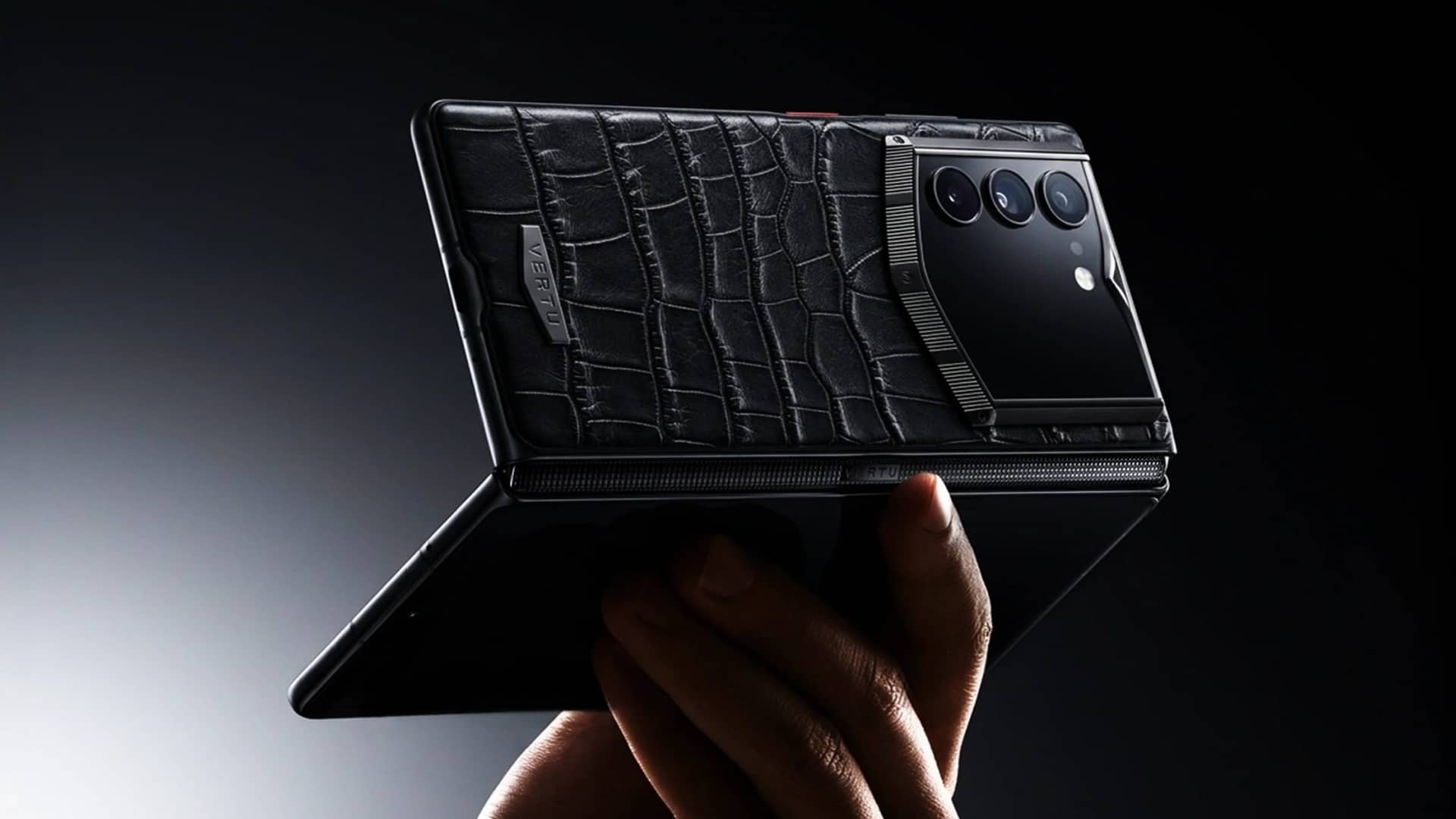 Легендарный Vertu возвращается: бренд представил складной смартфон за 17 млн тенге