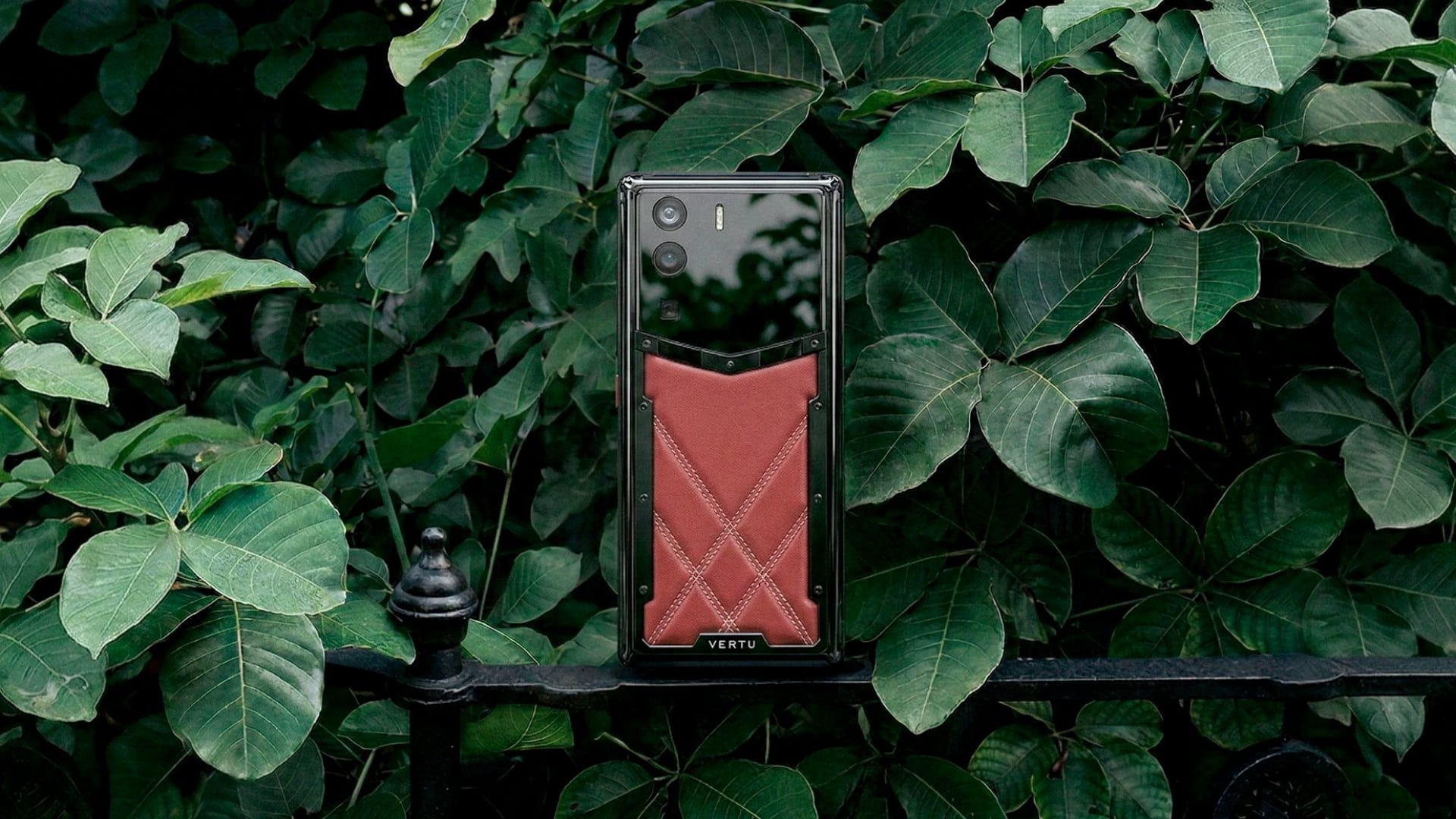 Легендарный Vertu возвращается: бренд представил складной смартфон за 17 млн тенге