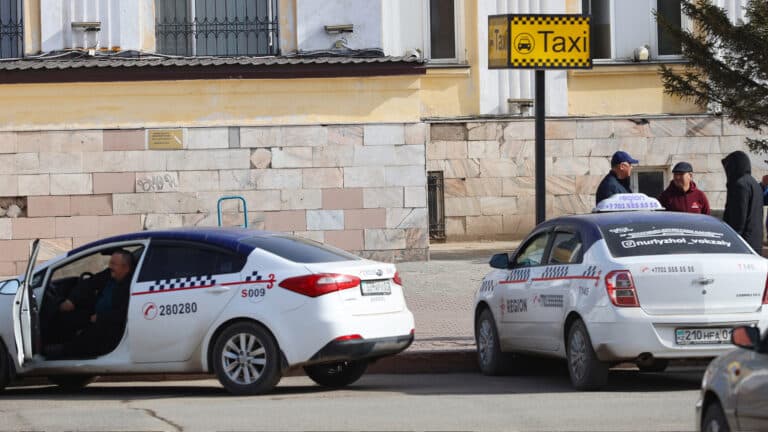 Таксистов в Казахстане заставят «раскрыть» свои авто