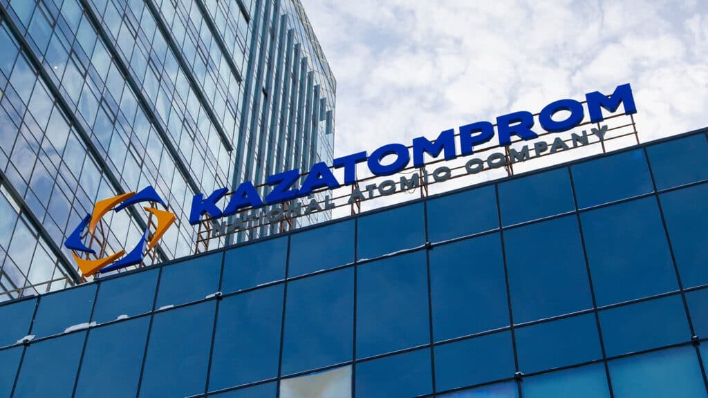 Акционеры «Казатомпрома» проголосовали за выплату 335,2 млрд тенге дивидендов за 2025 год / shutterstock, бильд-редактор: Дастан Шанай