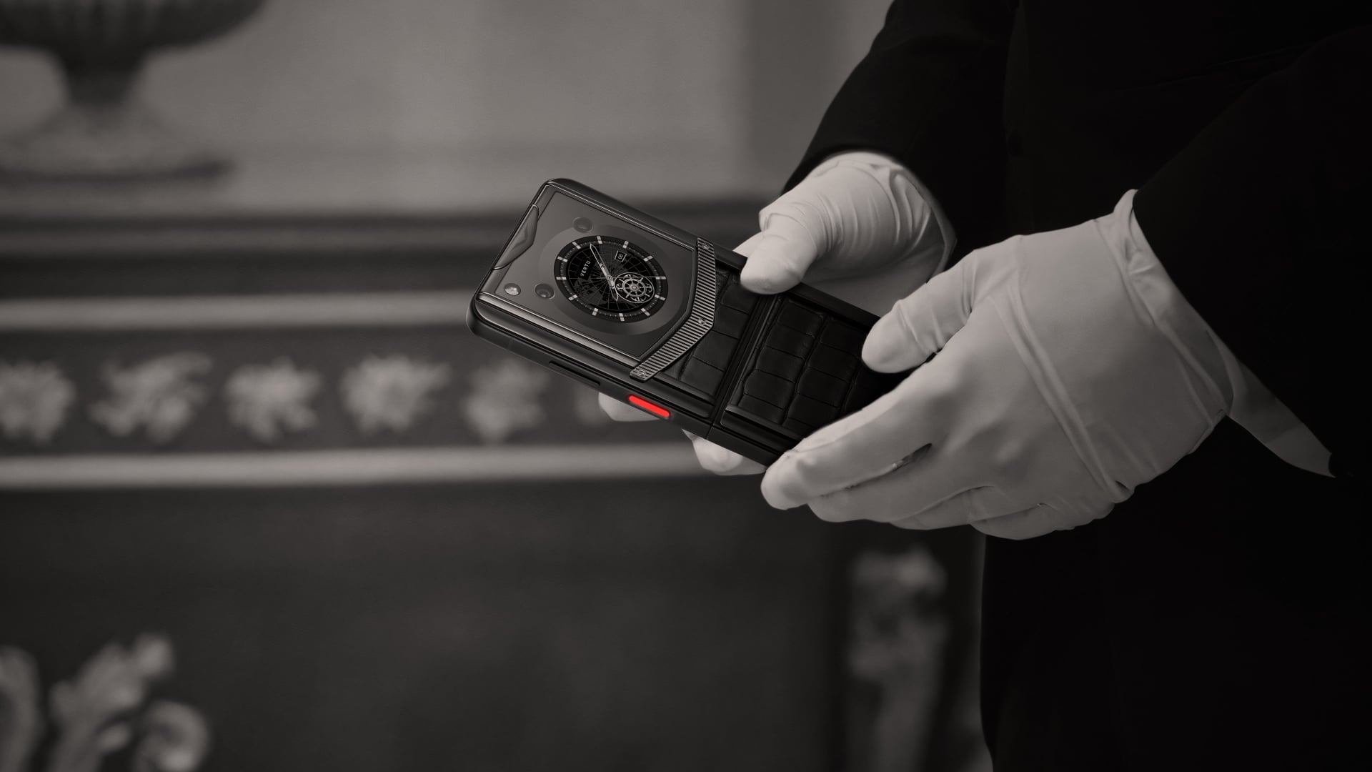 Легендарный Vertu возвращается: бренд представил складной смартфон за 17 млн тенге