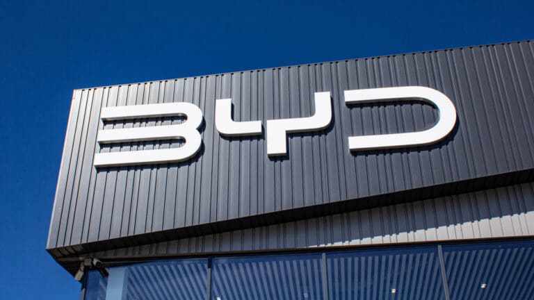 КГД опроверг сообщения о массовой блокировке счетов импортеров BYD