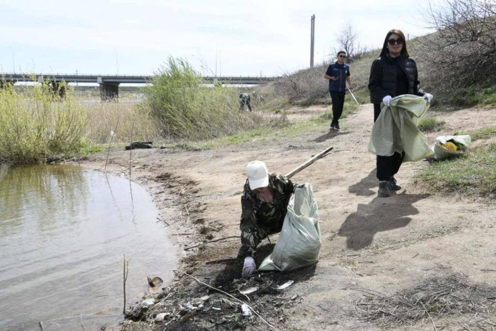 В Астане очистили прибрежную зону реки Есиль