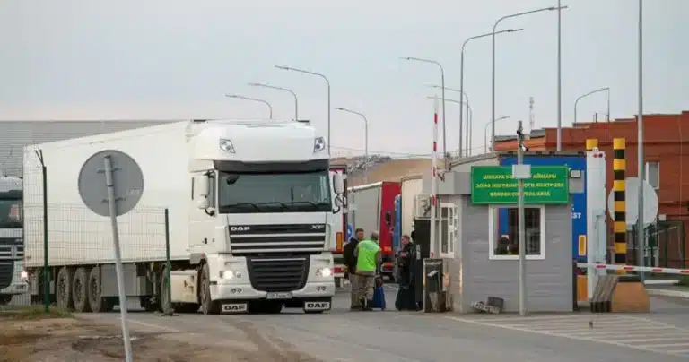 На границе Казахстана и Узбекистана возникла пробка