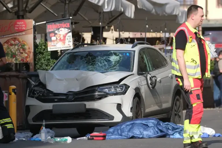 Германияда автокөлік бір топ адамды қағып кетті