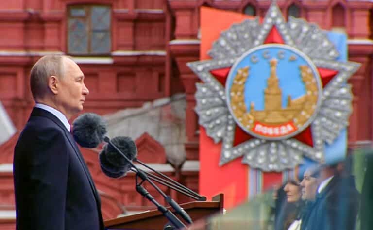 Қызыл алаңдағы әскери техникасыз парад қалай өтті