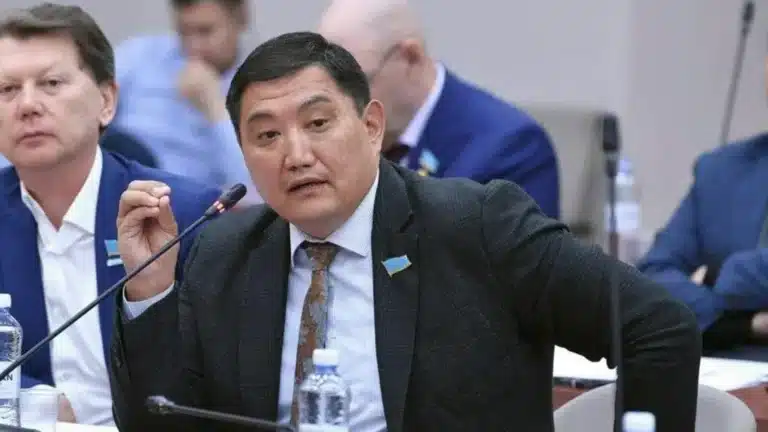 Бақытжан Базарбек депутаттық айлығы жетпей, әйелінен жұмыс істеуді өтінген
