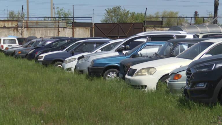 В Павлодаре сотни автомобилей застряли на штрафстоянках