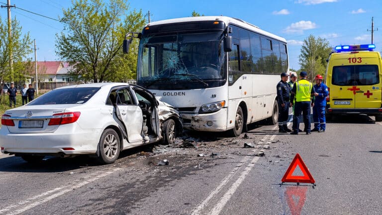 Четыре человека пострадали в ДТП с автобусом в Павлодарской области
