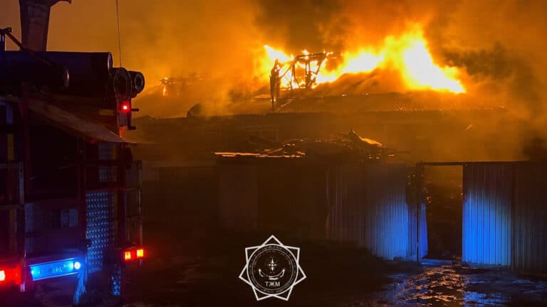 В Караганде спасатели предотвратили взрыв во время пожара в жилом доме