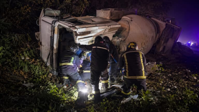 Водителя зажало в кабине цементовоза после ДТП в ВКО