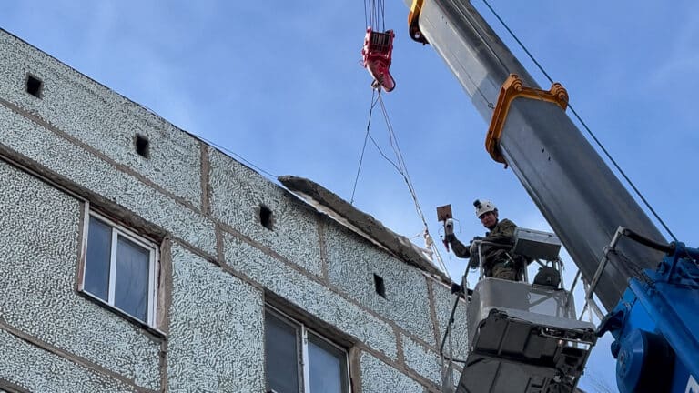 В Сатпаеве спасатели предотвратили падение бетонной плиты с крыши дома