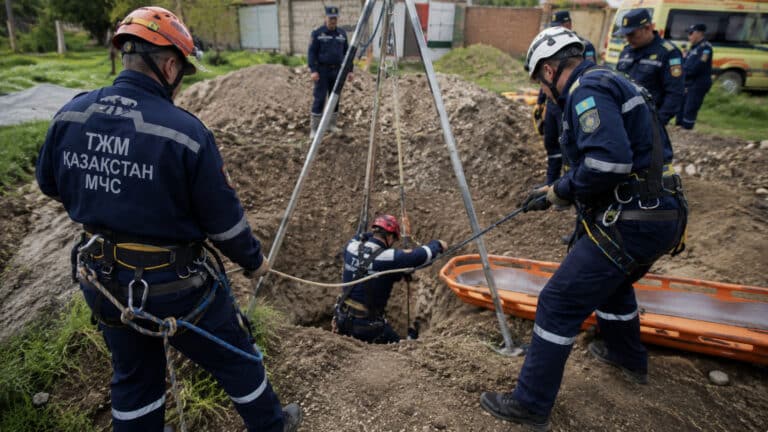 В Алматинской области спасли двух упавших в ямы людей