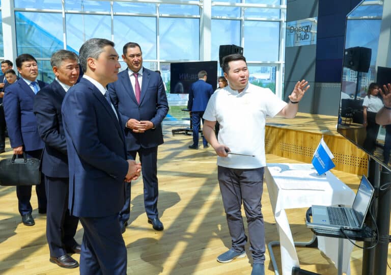 Олжас Бектенов провел заседание Высшего попечительского совета NU и посетил NU Өnergy