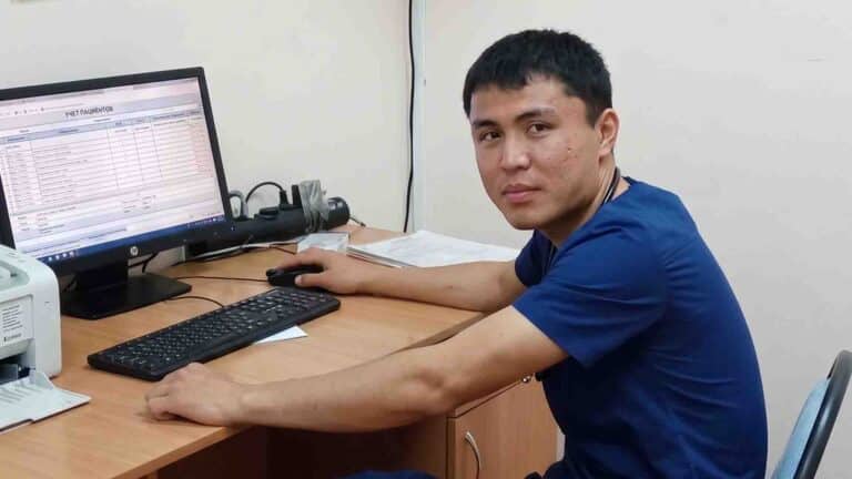 «Мәжбүр болдым»: Түркістан тұрғыны 37 күн жындыханада жатқанына шағынды
