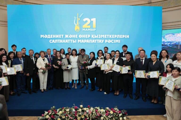 Алматыда мәдениет қызметкерлеріне 60 пәтер берілді