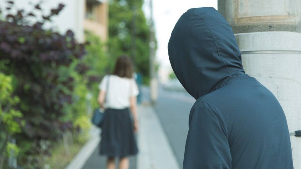 Алматыда бұрынғы әйелінің қыр соңынан қалмаған ер адам жазаға тартылды