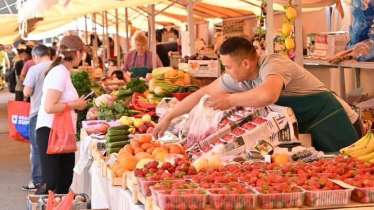 Алматыда құлпынай маусымы басталды: Демалыс күндері өтетін жәрмеңкелер мекенжайы