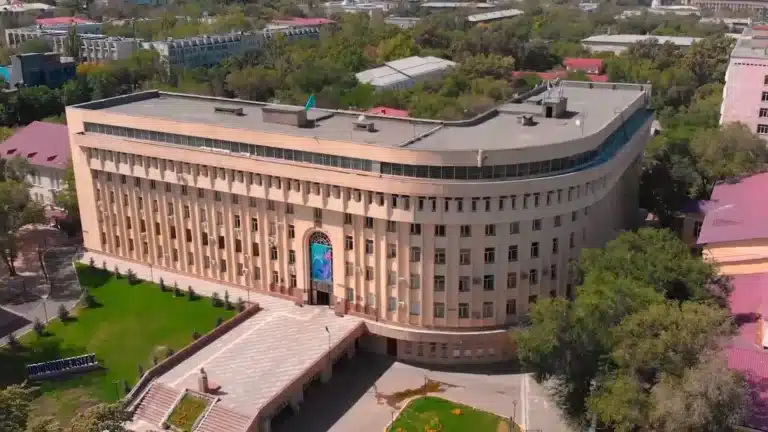 В Алматы студент КазНПУ выпал с восьмого этажа и погиб