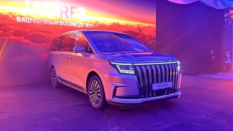 Офис на колесах или семейный шаттл: изучаем JAC RF8 после премьеры в Казахстане