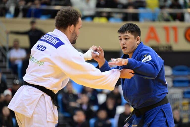 Казахстанские дзюдоисты Байкамуров и Берликаш вышли в финал Grand Slam в Астане