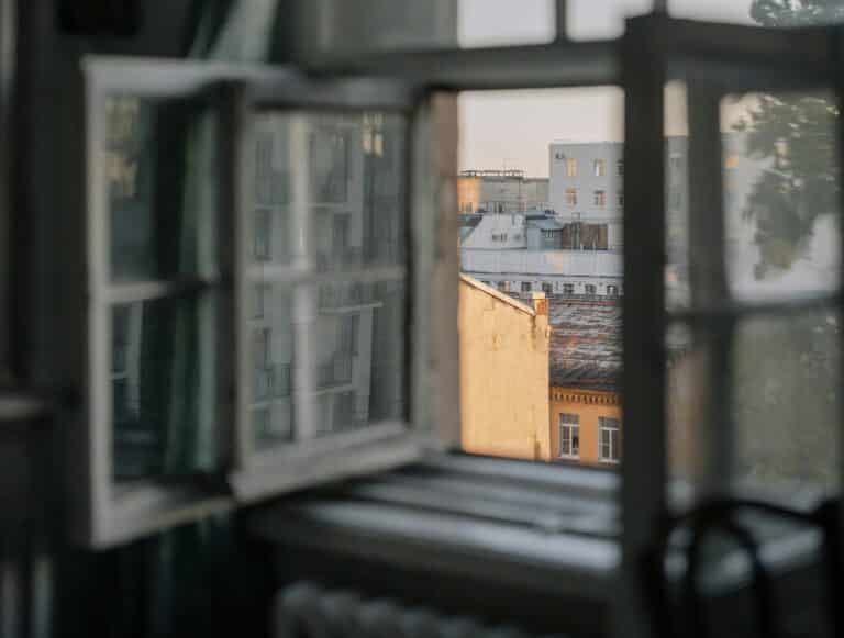 В Астане из окна выпал четырехлетний ребенок