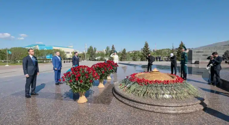 Бектенов, Әшімбаев және Қошанов «Отан Ана» монументіне гүл шоқтарын қойды