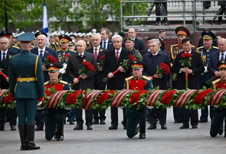 Токаев, Путин, Лукашенко и Мирзиёев возложили цветы к Вечному огню в Москве