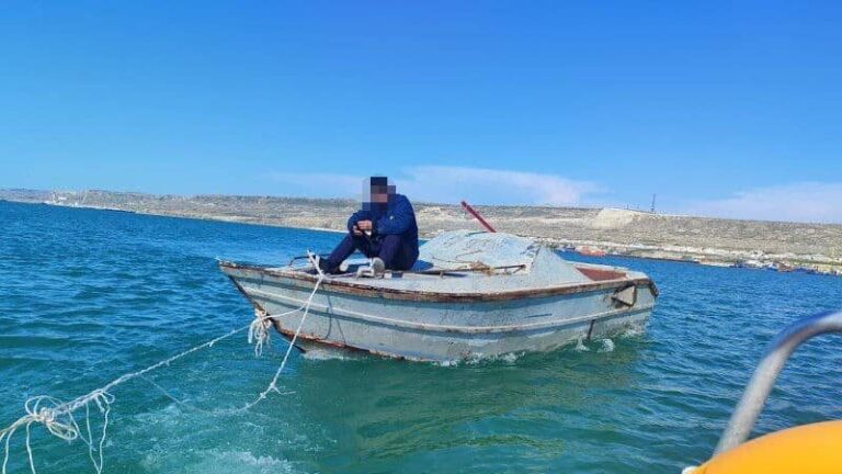 Сильный ветер унес лодку с мужчиной в Каспийском море