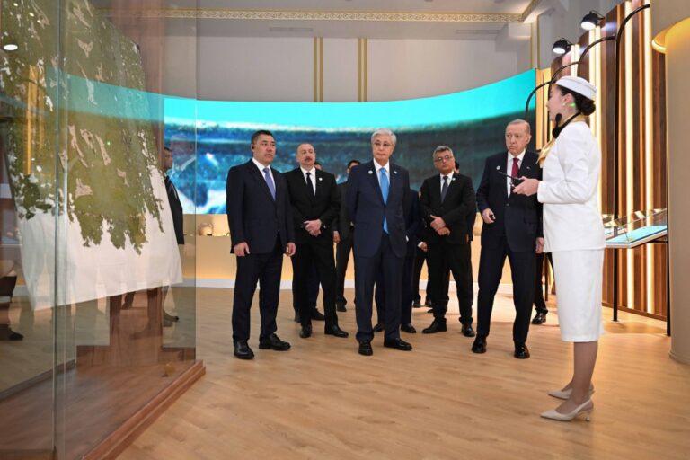 Токаев и лидеры ОТГ посетили Visit Centre Turkistan