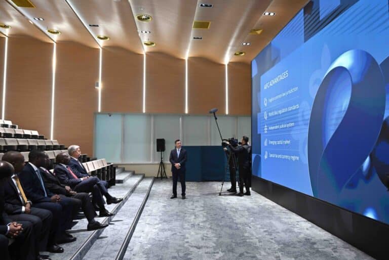 Президентам Казахстана и Кении показали работу МФЦА в Астане