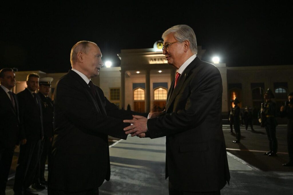 Токаев лично проводил Путина после завершения визита в Казахстан